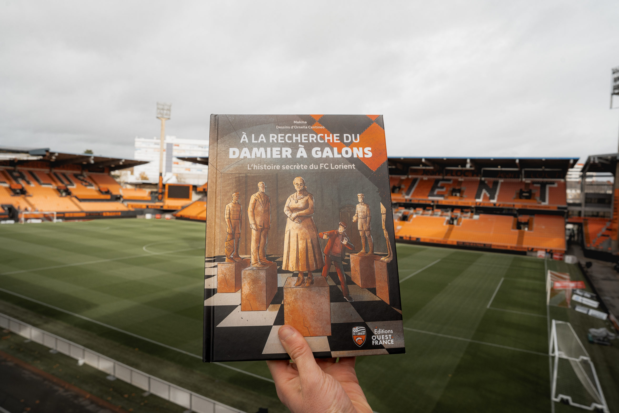 Roman graphique disponible à la vente : À la recherche du damier à galons. L’histoire secrète du FC Lorient.