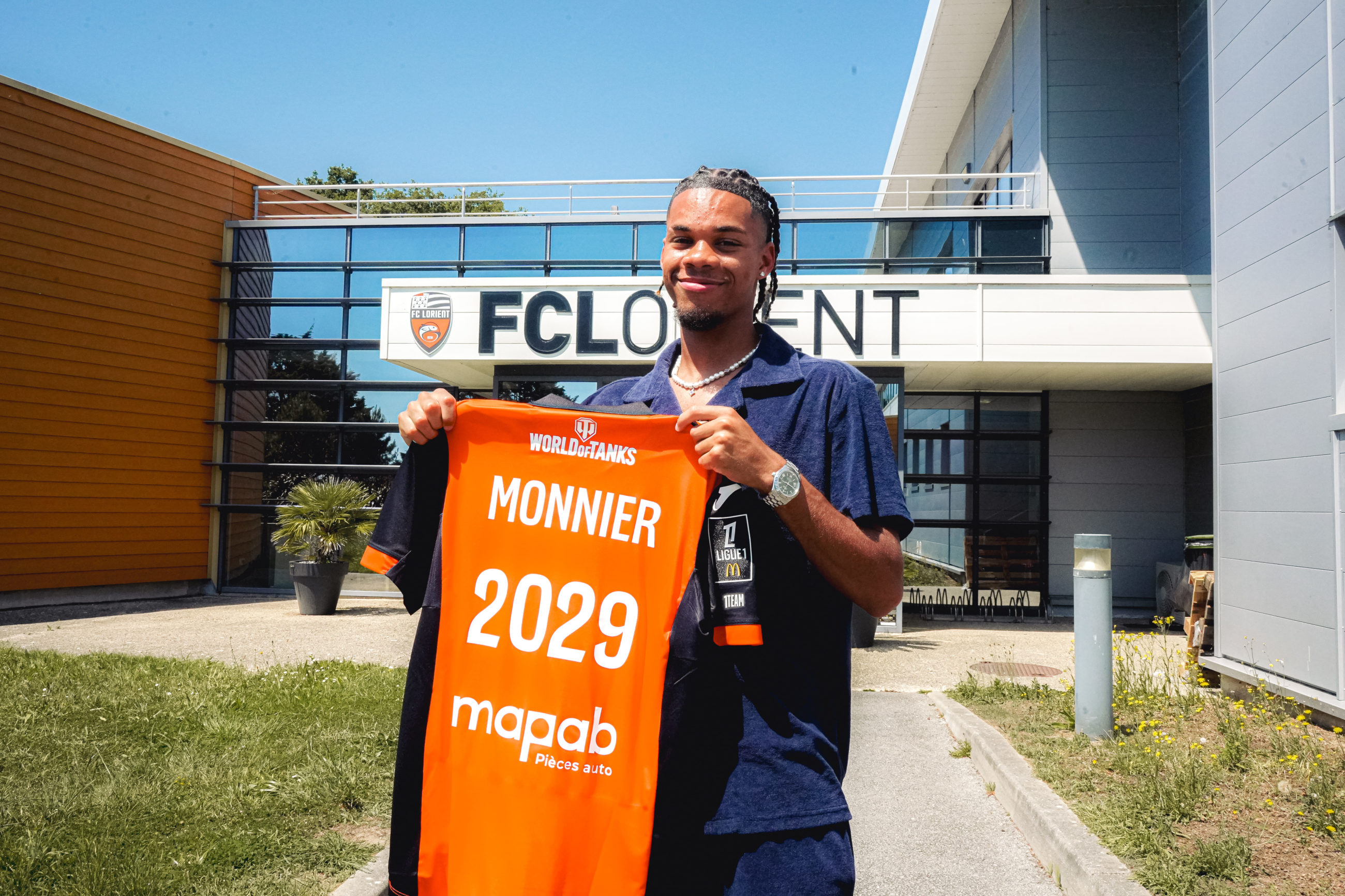 Isaac Monnier signe son premier contrat professionnel